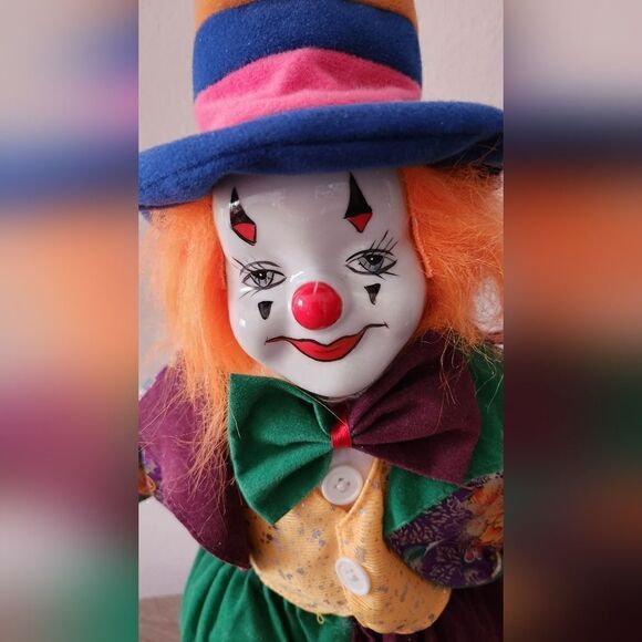 VINTAGE CLOWN WITH A KIND SMILE VELVET CLOTHES 42-48 cm - Picture 2 of 4